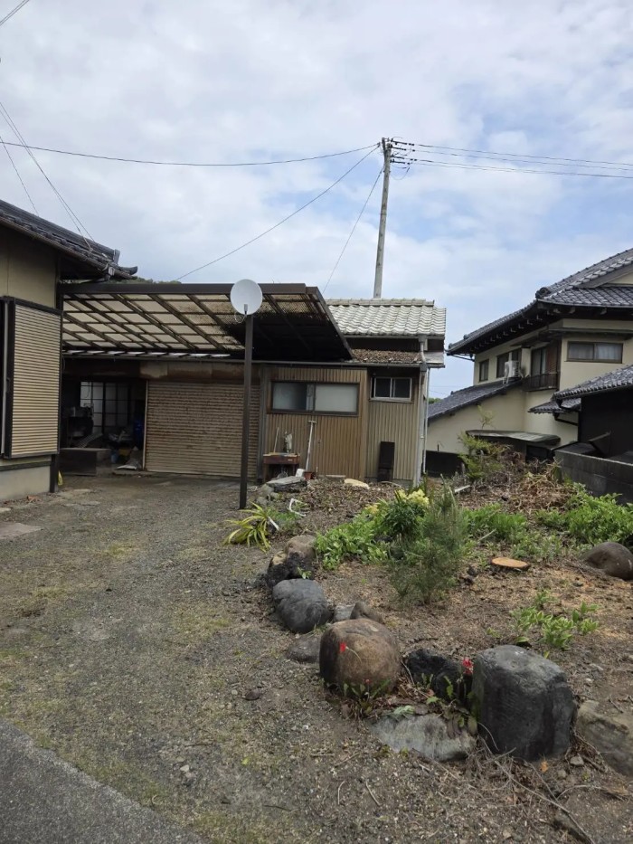 逗子市でテラス屋根にかかるモチノキを特殊伐採！重機が入らない狭い庭でもロープで解決 - After